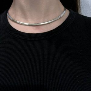 Choker λαιμού με minimal σχέδιο