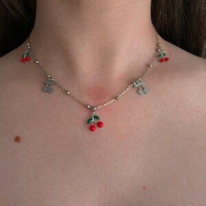 Kολιέ σε ασημί χρώμα με κρεμαστά κεράσια